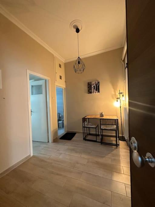 Ζεστή Φωλίτσα Στο Κέντρο. Apartment Athena Bagian luar foto